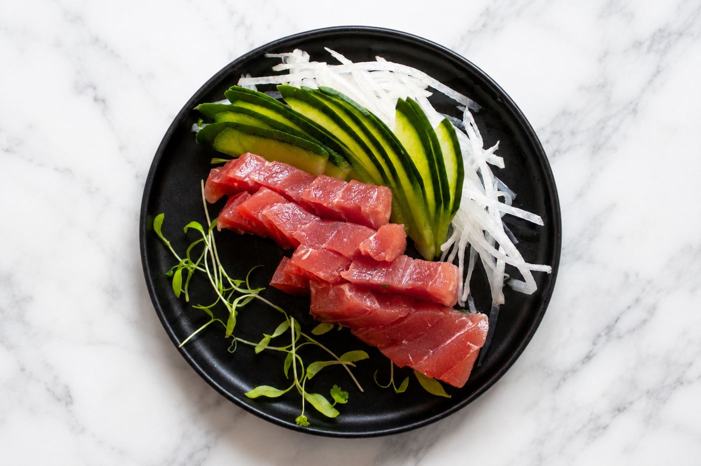 Sashimi de atum fresco com pepino e daikon